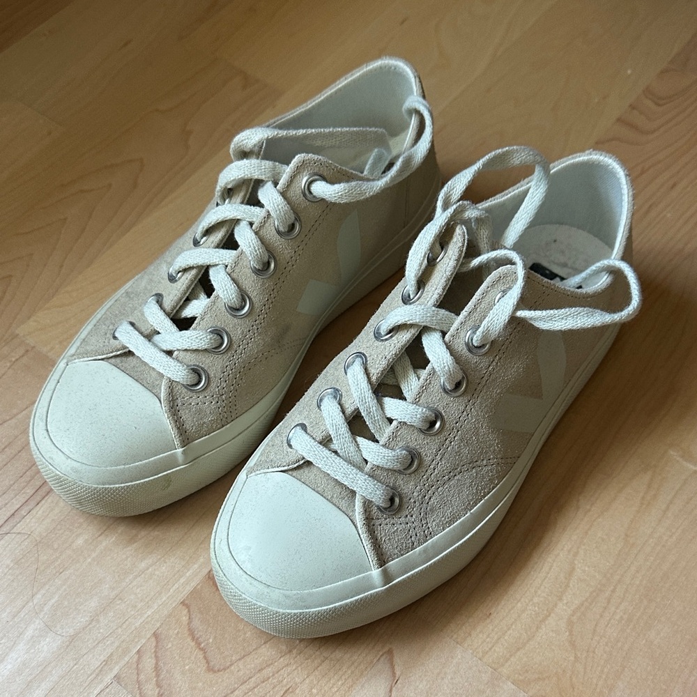 Veja suede Sneakers in Beige and Off-White